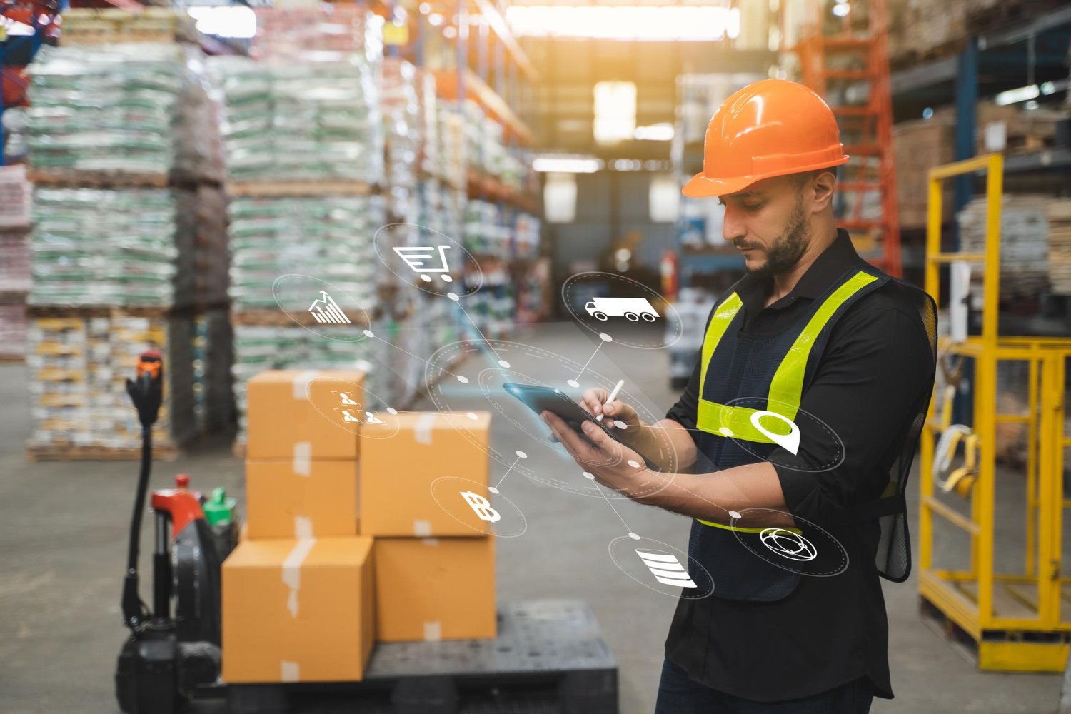 E-commerce crescimento Brasil: Um homem de meia-idade com barba, usando um capacete e um colete de alta visibilidade, trabalhando em um armazém, cercado por prateleiras de caixas e pacotes.