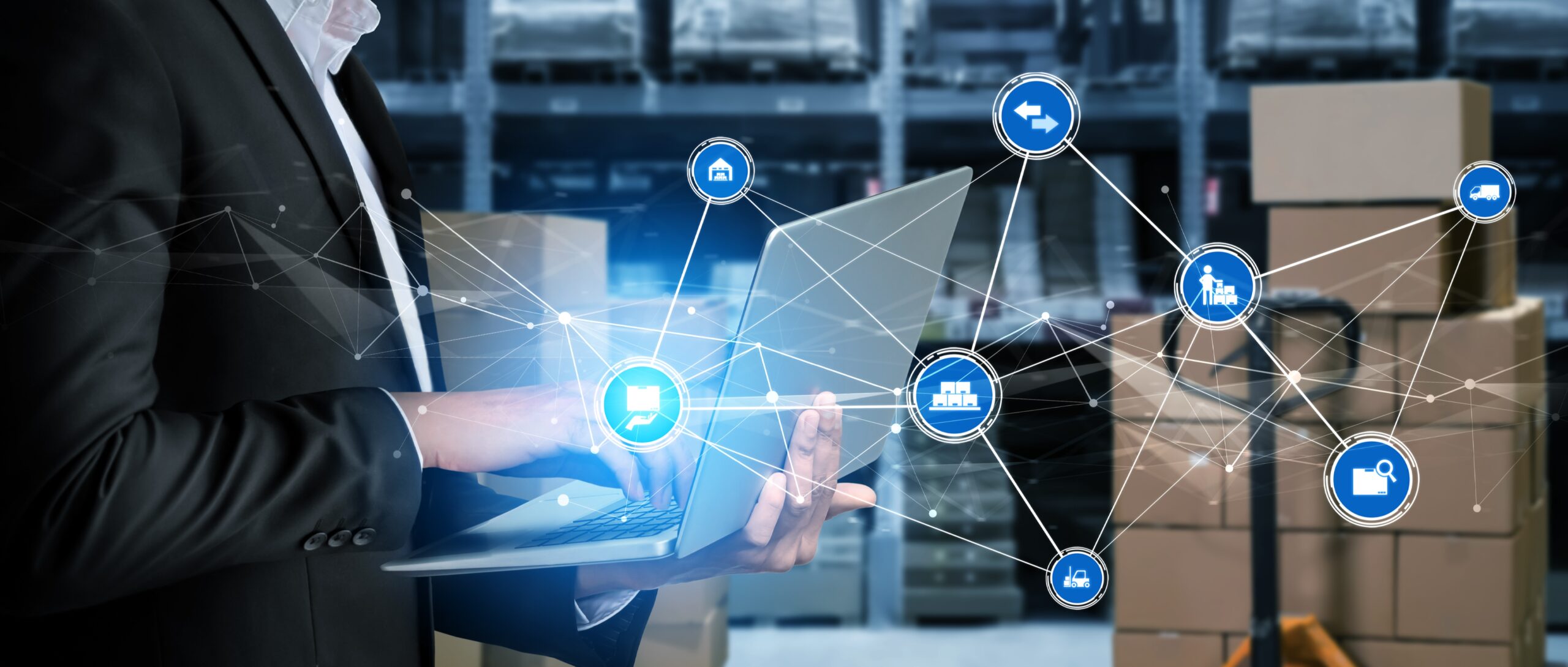 Automação na logística reversa: A mão de uma pessoa interagindo com uma interface digital exibindo vários ícones de computação em nuvem e conexões de rede, representando conceitos de tecnologia em nuvem e armazenamento de dados.