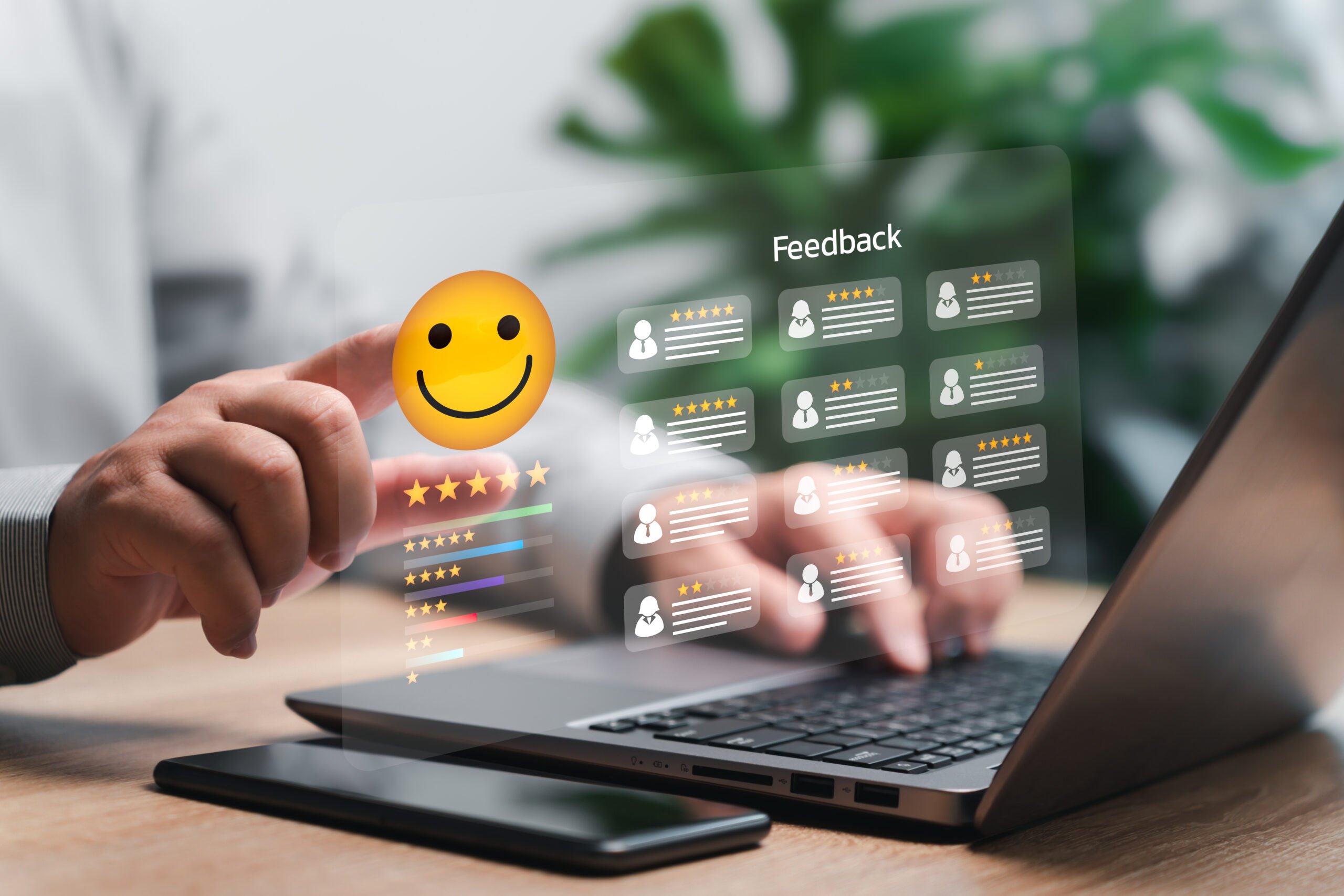 Experiência do cliente e logística reversa: Uma mão segurando um laptop com um formulário de feedback na tela, apresentando um ícone de rosto sorridente amarelo.