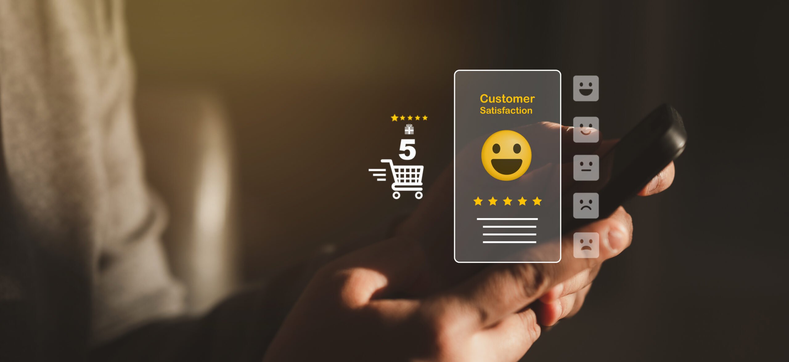 Gestão de pós-venda: Uma mão segurando um smartphone exibindo uma interface de avaliação de satisfação do cliente com um ícone de carrinho de compras e um emoji sorridente.